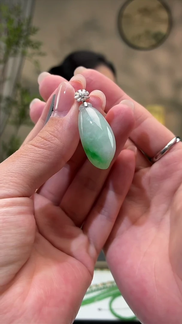 颈饰18K金镶嵌翡翠福瓜