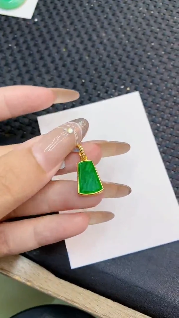 颈饰未镶嵌翡翠1