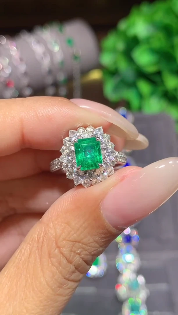 18K金镶嵌戒指祖母绿1.35CT
