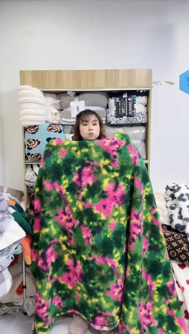 聚酯纤维1.5*2 绿底红花舒棉绒