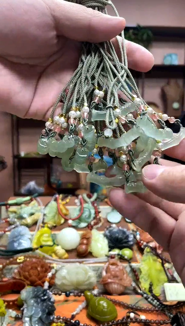 未镶嵌岫玉吊坠多样性发货发其中之一