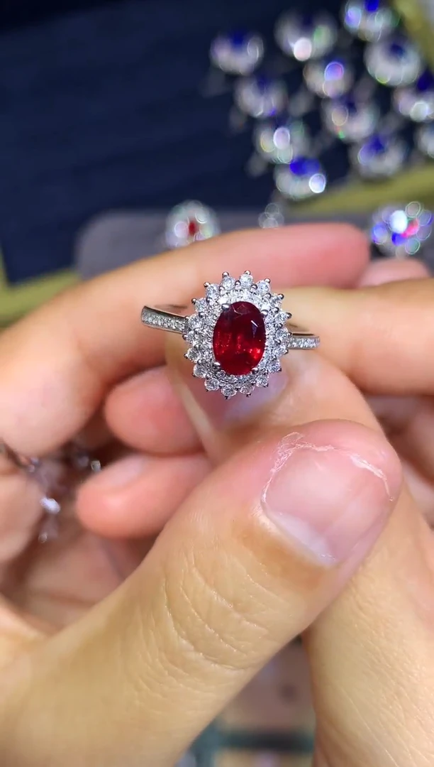 18K金镶嵌戒指红宝石0.84CT