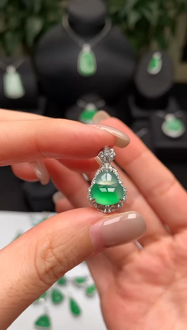 翡翠18K金镶嵌颈饰葫芦