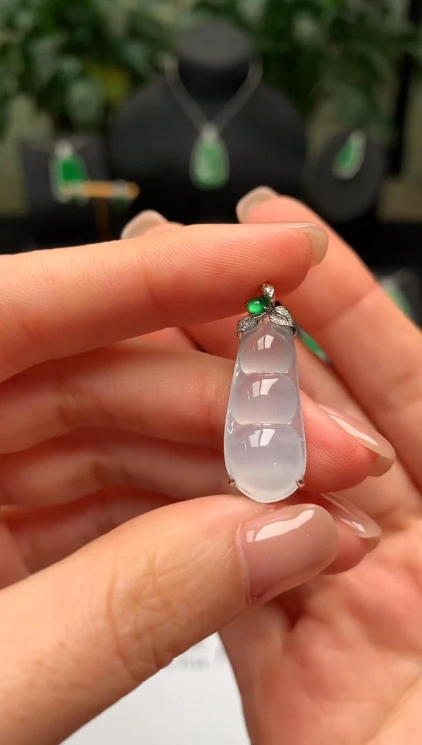 颈饰18K金镶嵌翡翠福豆