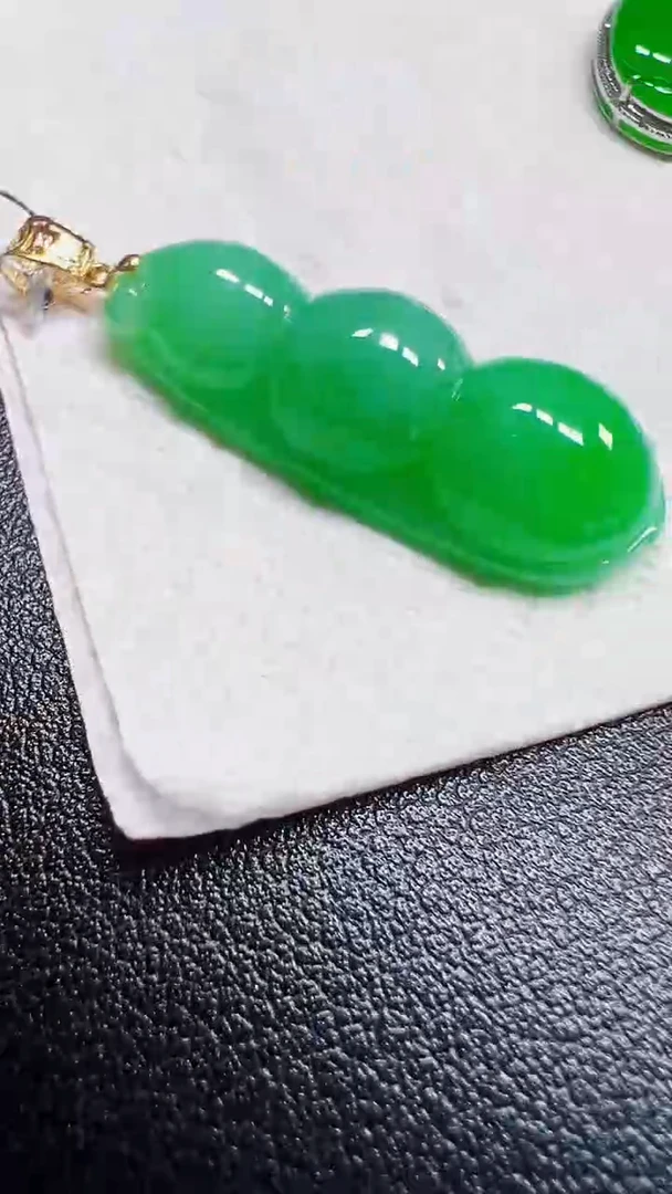 颈饰18K金镶嵌翡翠豆