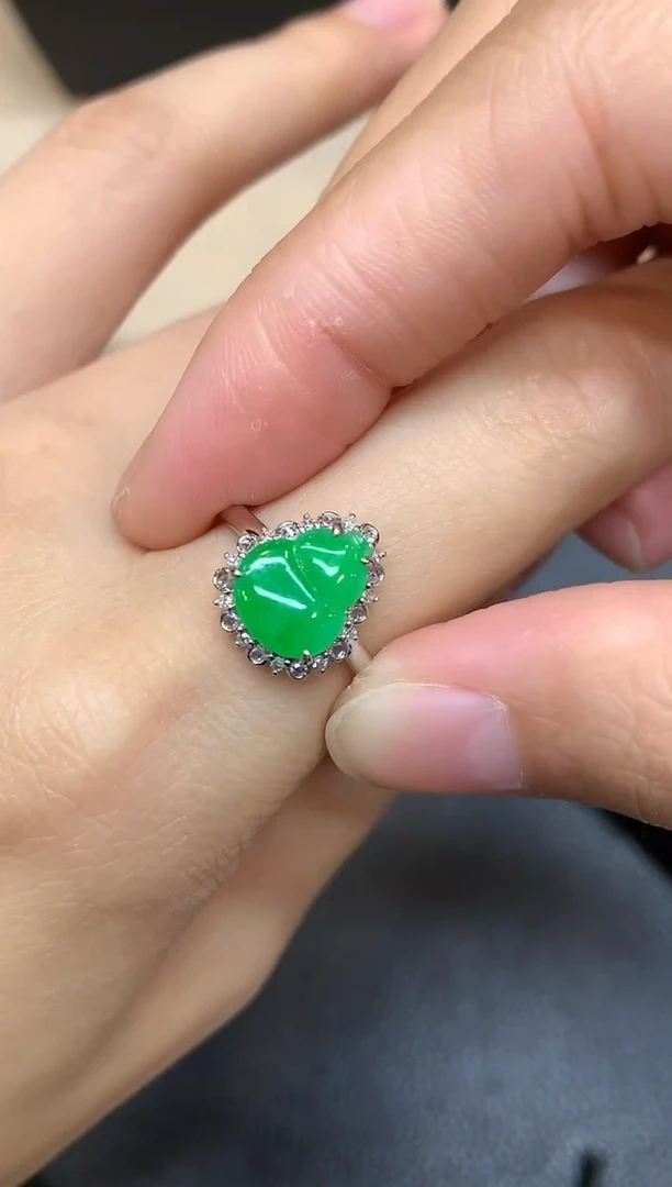 18K金镶嵌戒指翡翠葫芦【无服务费