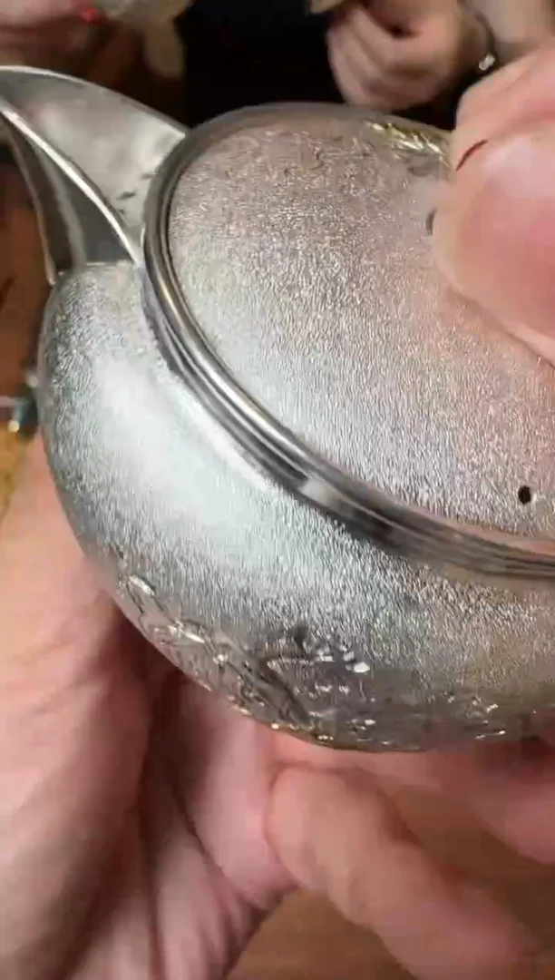 '呆坐 雪花纹錾刻嵌金瓜蝶连绵笑隐壶