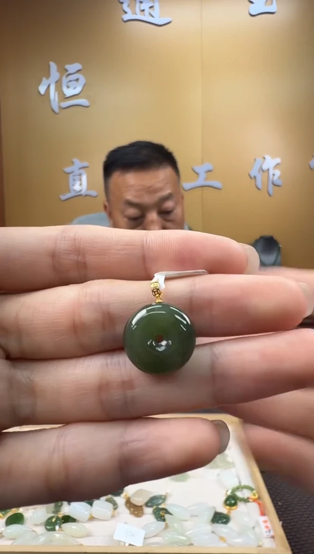 和田玉18K金镶嵌颈饰挂件