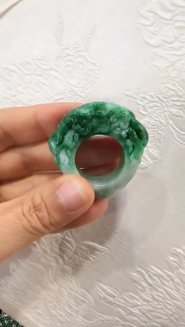 翡翠未镶嵌颈饰国风