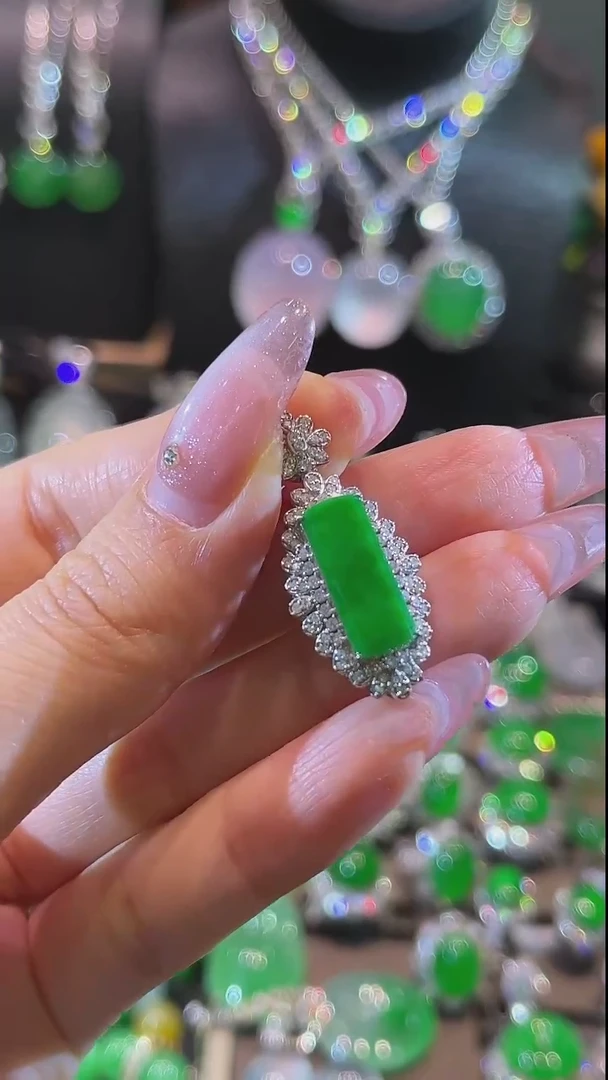 翡翠18K金镶嵌颈饰吊坠