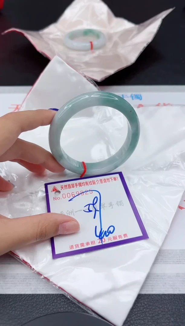 翡翠手镯未镶嵌1