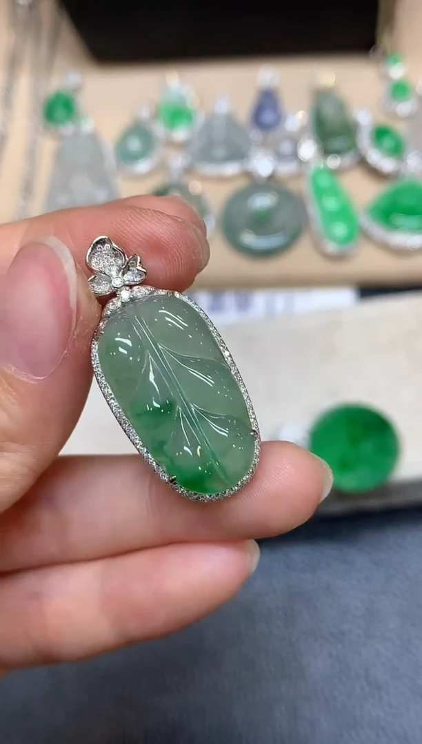 颈饰18K金镶嵌翡翠树叶【无服务费