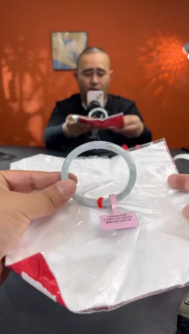 未镶嵌手镯（贵妃镯）翡翠56