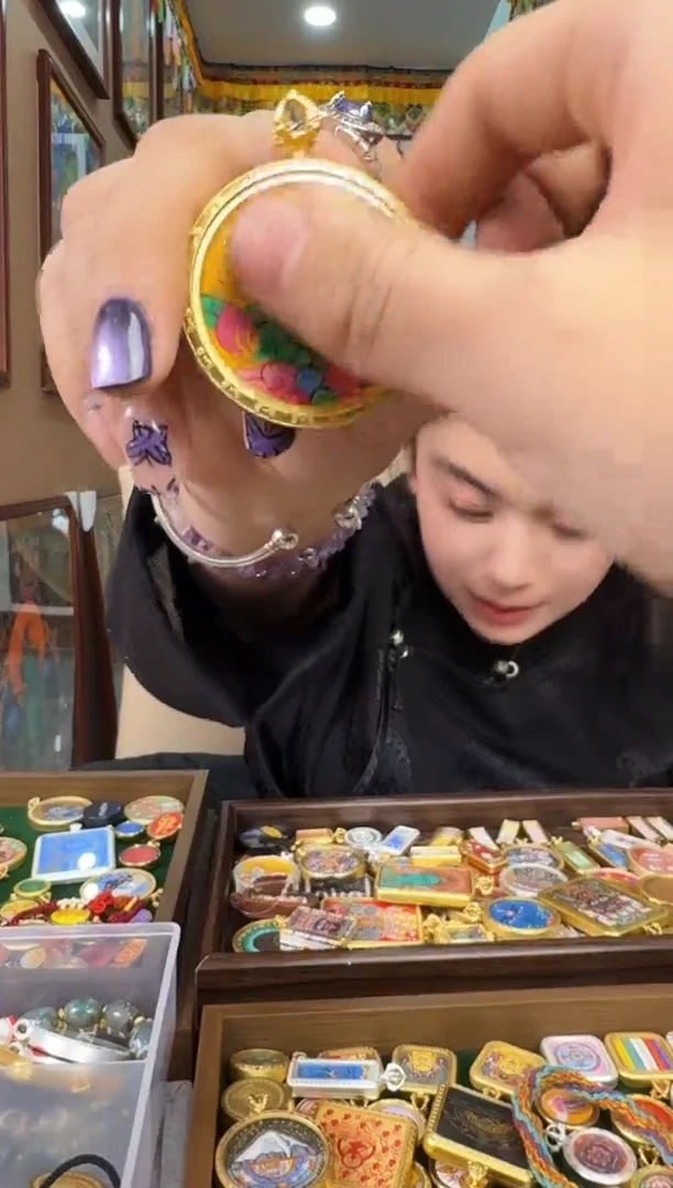 吊坠黄财神眼睛-热贡纯手绘唐卡