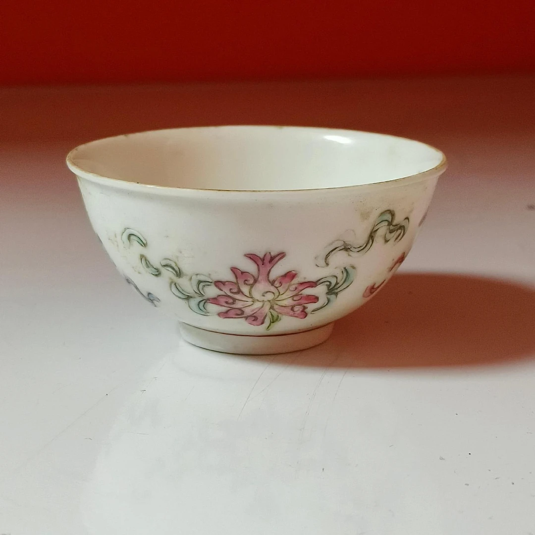 3046清晚期 粉彩多宝纹品茗杯