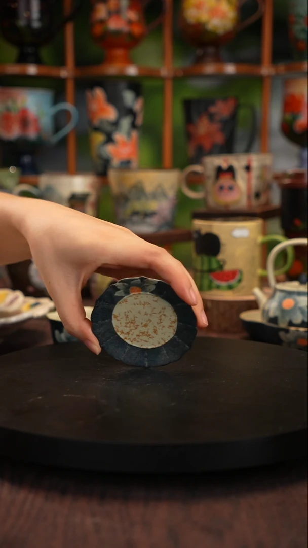 釉下手绘陶瓷碟子