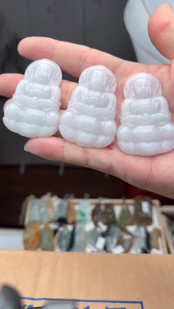 颈饰未镶嵌翡翠天然翡翠多样性发其一（观音）