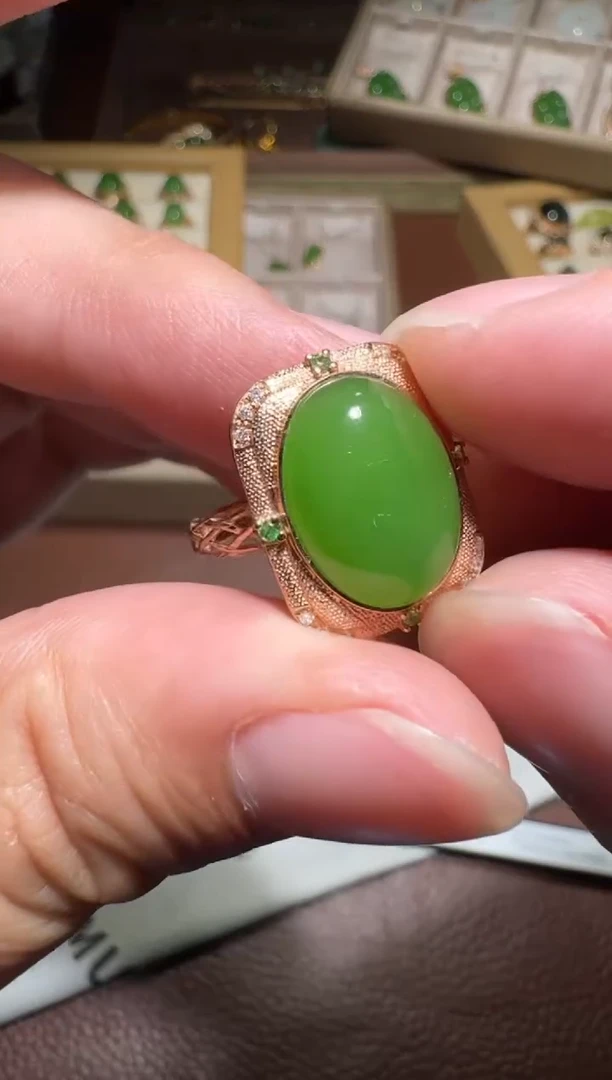 18K金镶嵌和田玉挂件明*和田玉