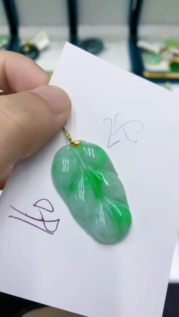 颈饰18K金镶嵌翡翠翡翠