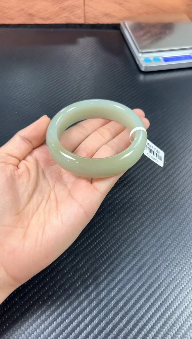 和田玉手镯未镶嵌且末微色差近矿61ms