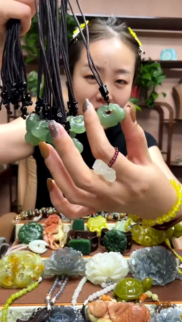 未镶嵌岫玉吊坠多样性发货发其中之一
