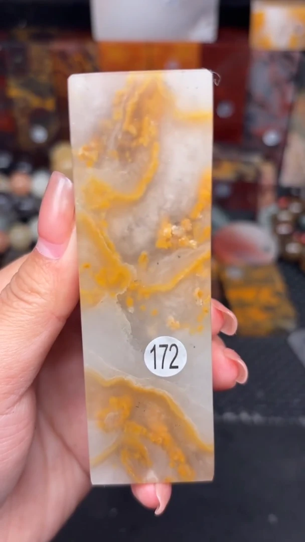 玉桂林鸡血玉摆件 编号：172