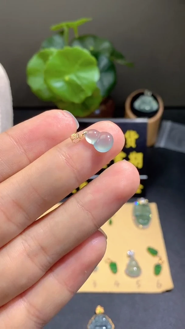 颈饰18K金镶嵌翡翠翡翠A货