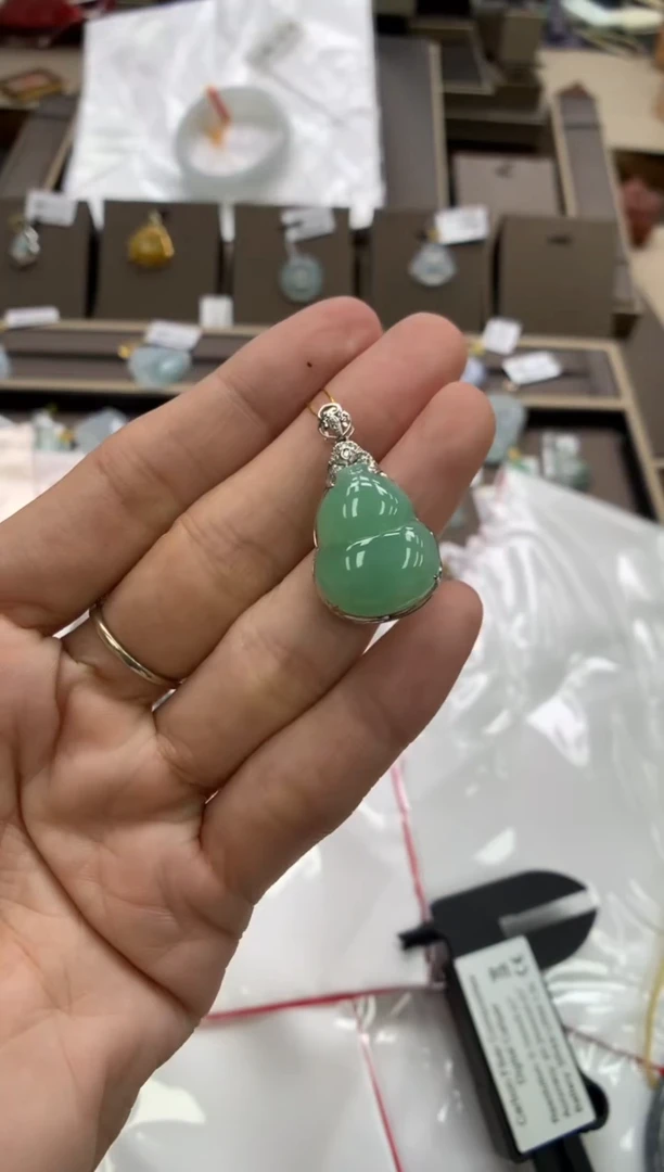 颈饰18K金镶嵌翡翠葫芦