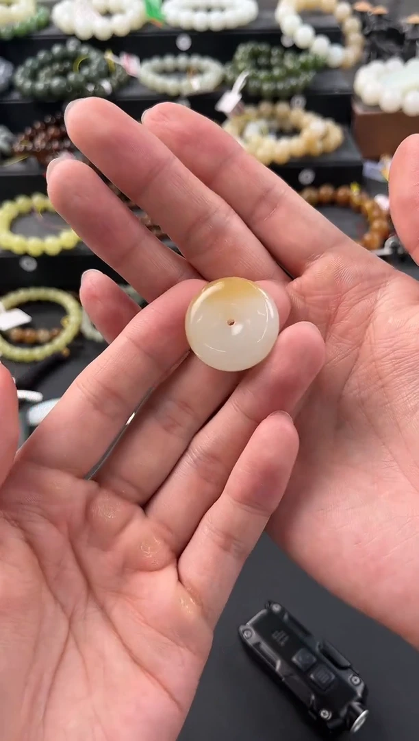 和田玉未镶嵌颈饰且末金山糖白平安扣微色差