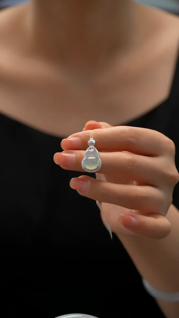 颈饰18K金镶嵌翡翠葫芦