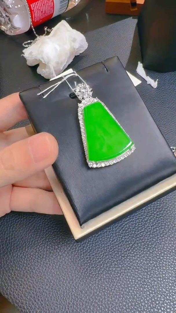 【闪购商品】翡翠吊坠(赠链)银S925镶嵌天然A货翡翠