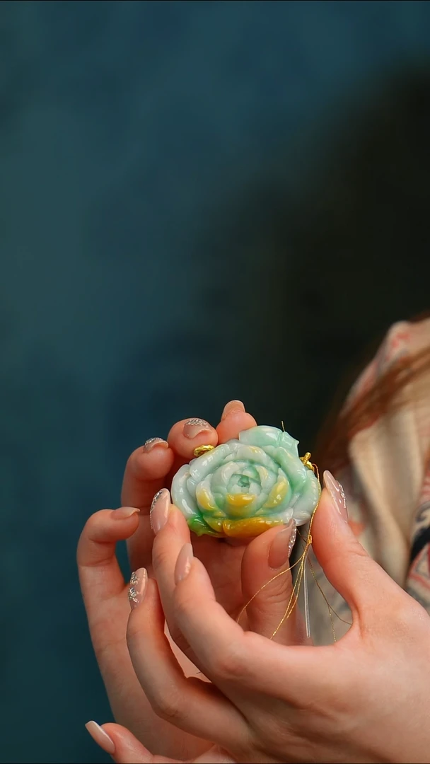【闪购商品】翡翠颈饰未镶嵌特色黄加绿花牌
