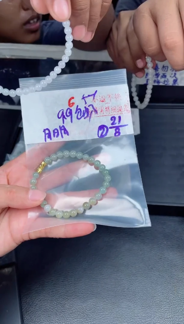 定制翡翠未镶嵌月**清毛货需精细抛光拍一发一