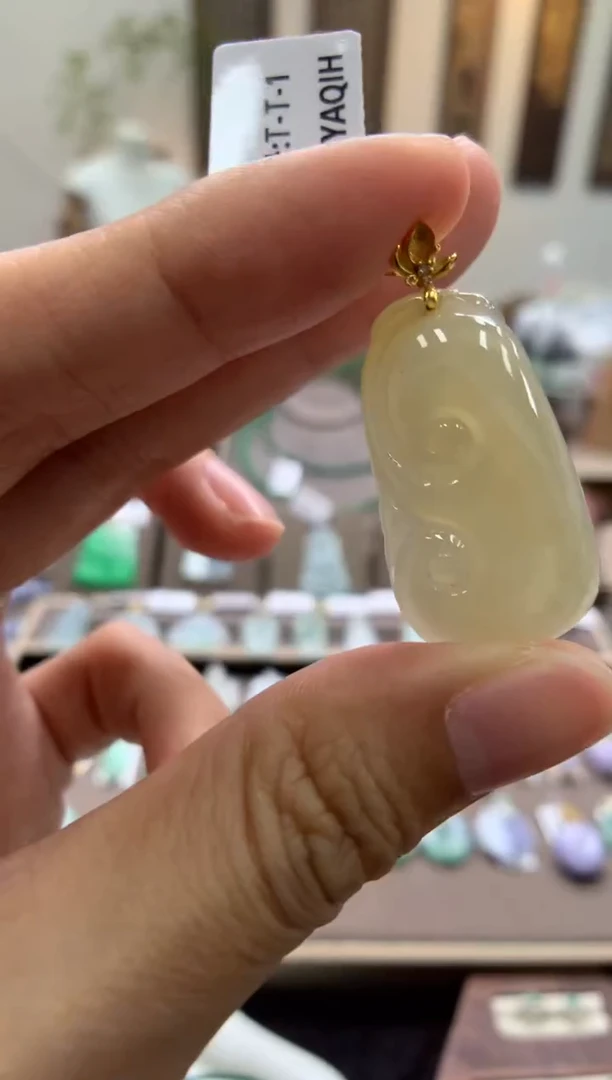 颈饰18K金镶嵌翡翠如意