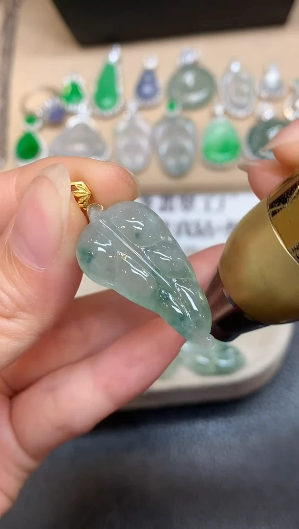 颈饰18K金镶嵌翡翠树叶【无服务费