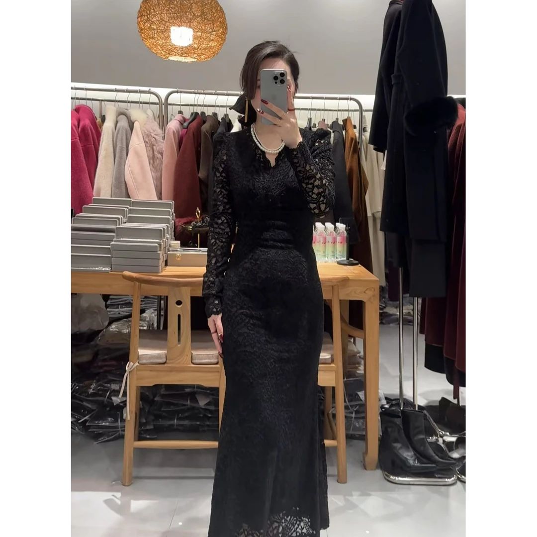 W+ 冬季新款时尚气质百搭气质设计师蕾丝V领性感连衣裙1166