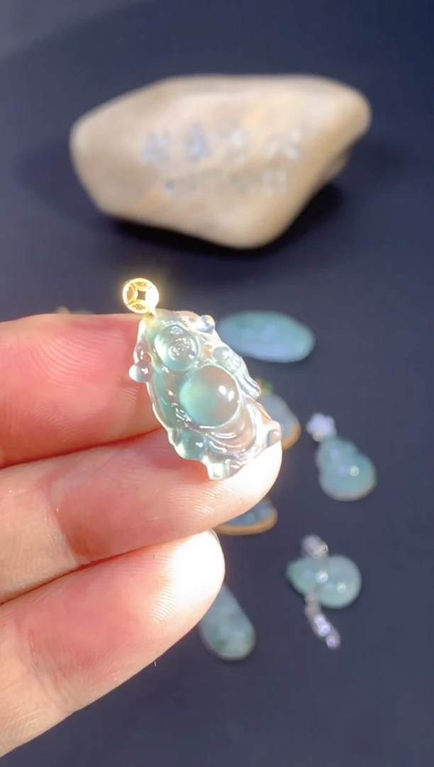 颈饰18K金镶嵌翡翠