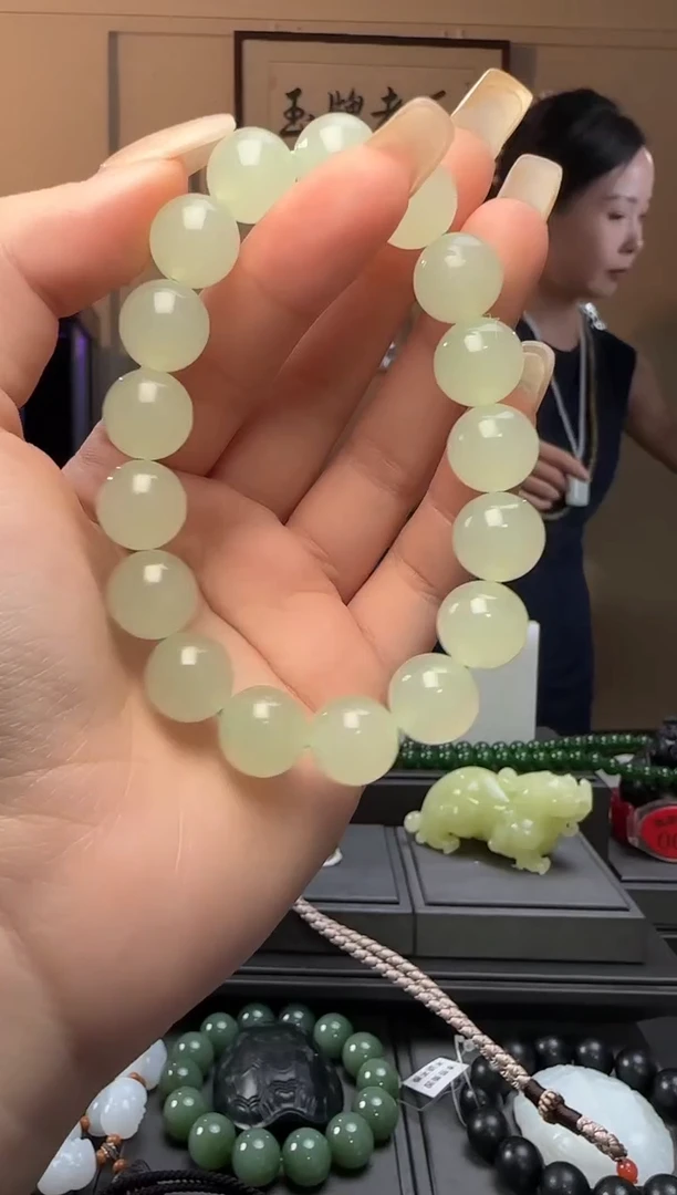 和田玉未镶嵌颈饰翠青圆珠手串