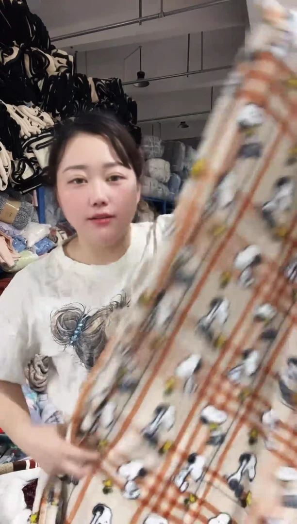 混纺主播手上展示的产品