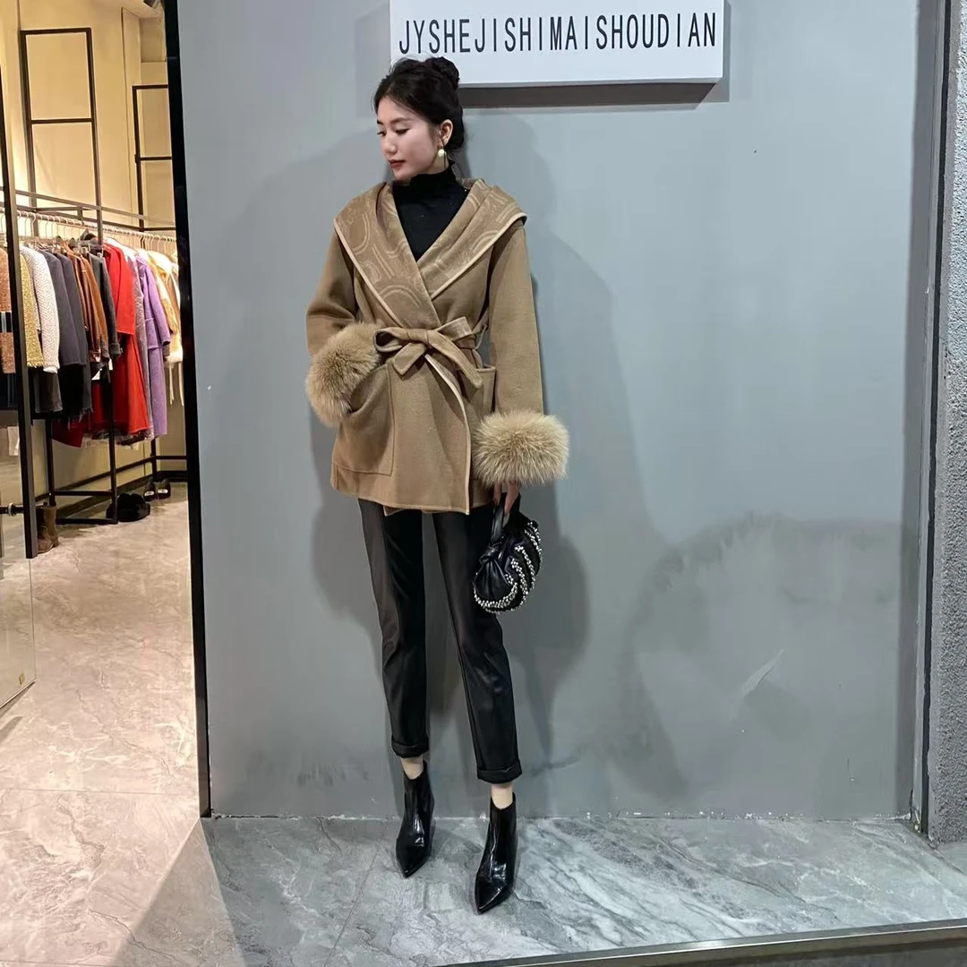 【俊英】2025秋冬新款水墨印花时尚百搭大衣女中长款狐狸毛连帽外套