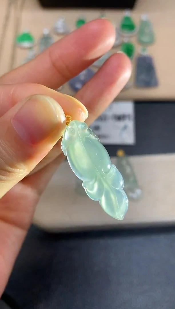 颈饰18K金镶嵌翡翠锦鲤【无服务费