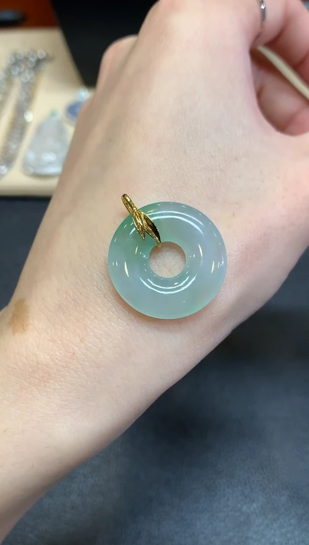 【闪购商品】翡翠颈饰18K金镶嵌甜甜圈【无服务费】