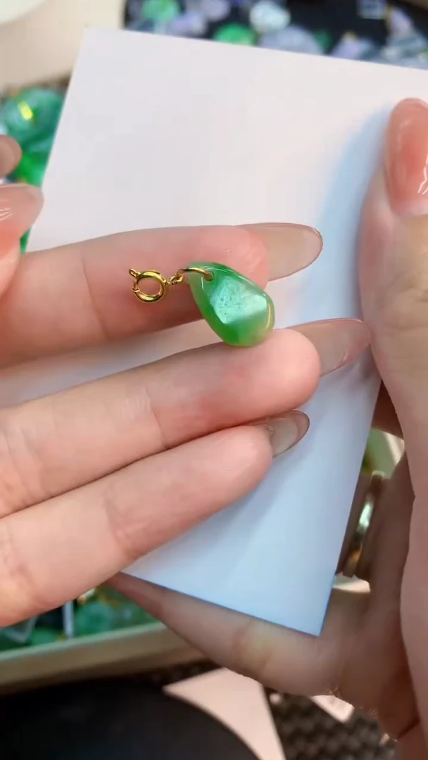 翡翠未镶嵌颈饰           1