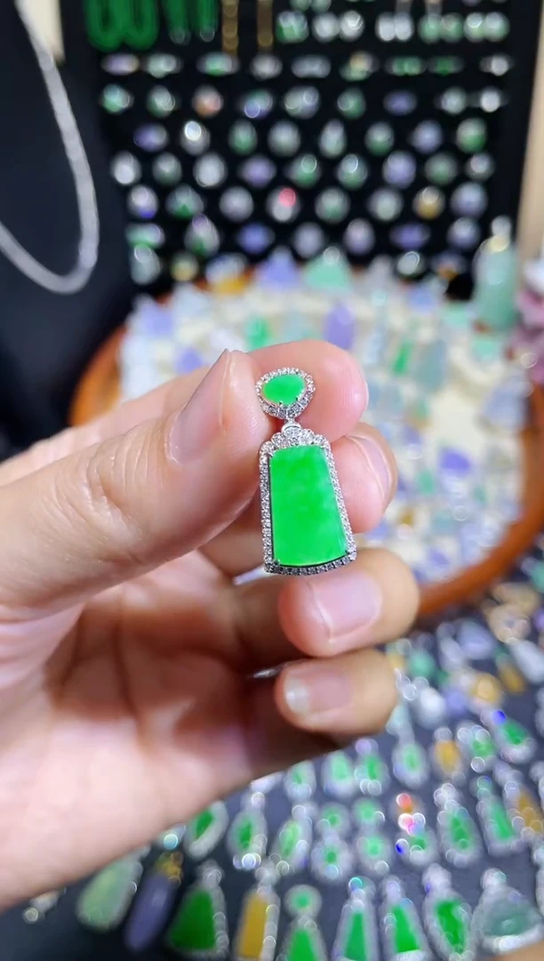 颈饰18K金镶嵌翡翠高冰满绿无事牌吊坠