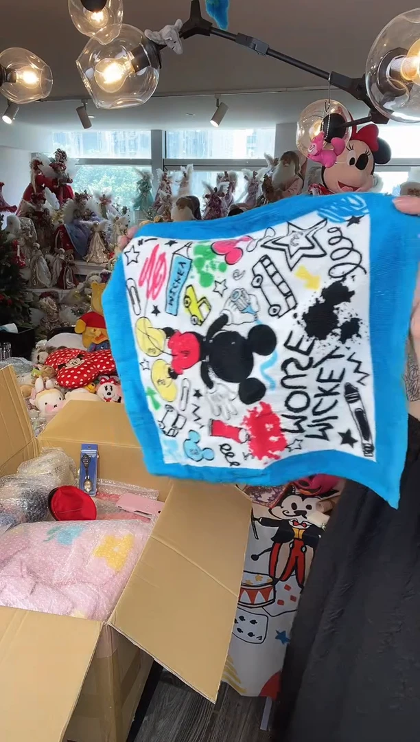 毛绒10号  蓝色米奇方巾