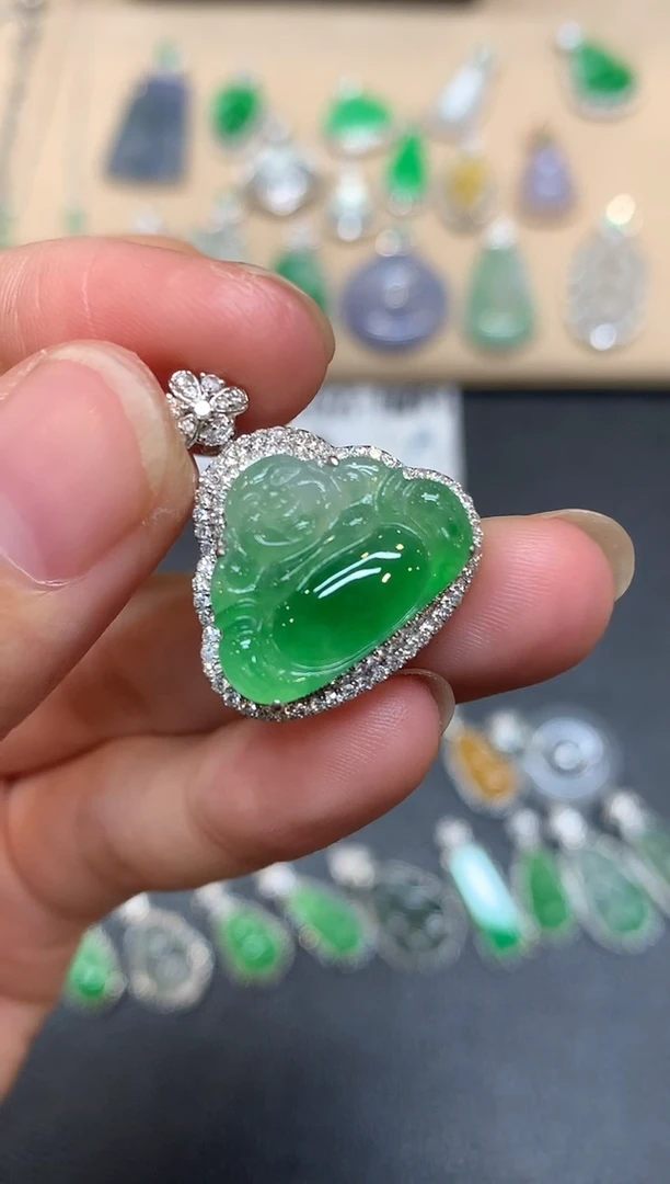 颈饰18K金镶嵌翡翠佛公【无服务费