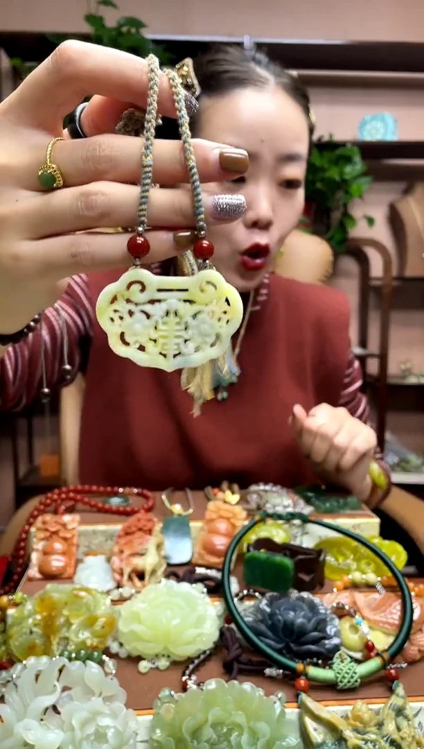 未镶嵌岫玉颈饰·