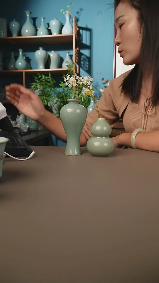 仿古瓶一个