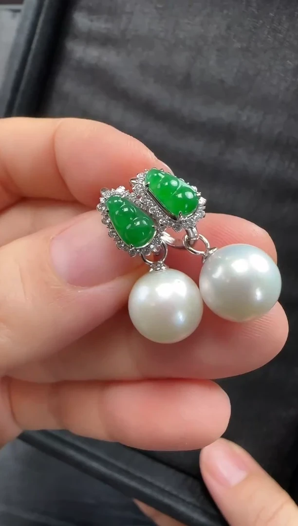 18K金镶嵌翡翠耳饰115豆子一对