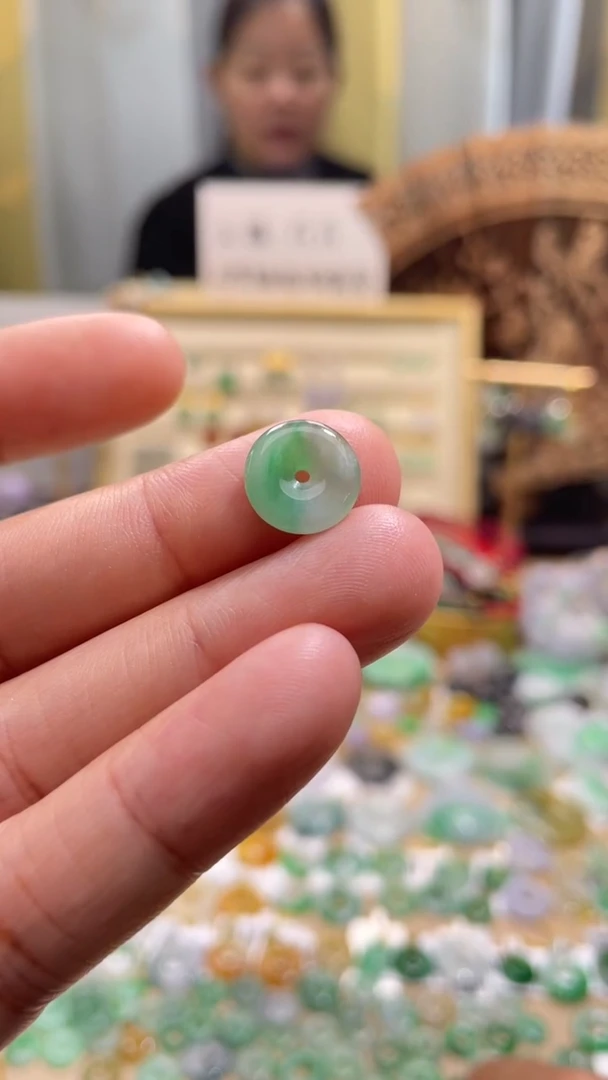 颈饰未镶嵌翡翠平安扣